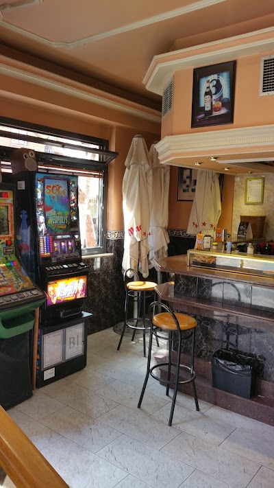 El Chaflán Cafetería atmosphere